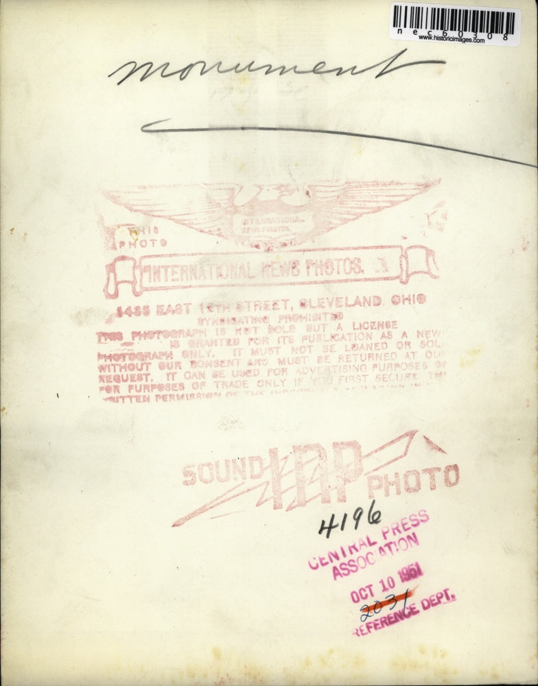 1951 Press Photo Queen Elizzabeth and her husband wreath at Ottawa National