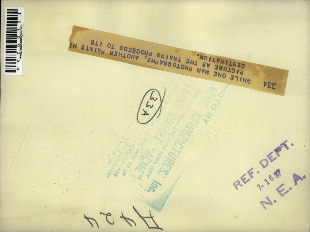 1937 Press Photo While one man photographs, the other paints as train moves.