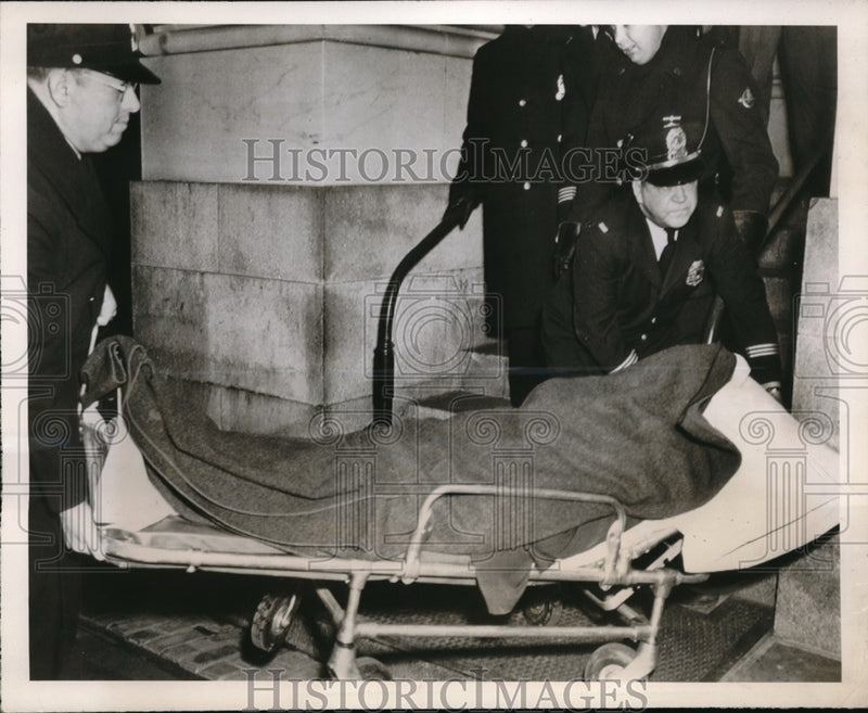 Load image into Gallery viewer, 1949 Press Photo Body of Thomas C. William of N.y. shot himself at Capitol Bldg.
