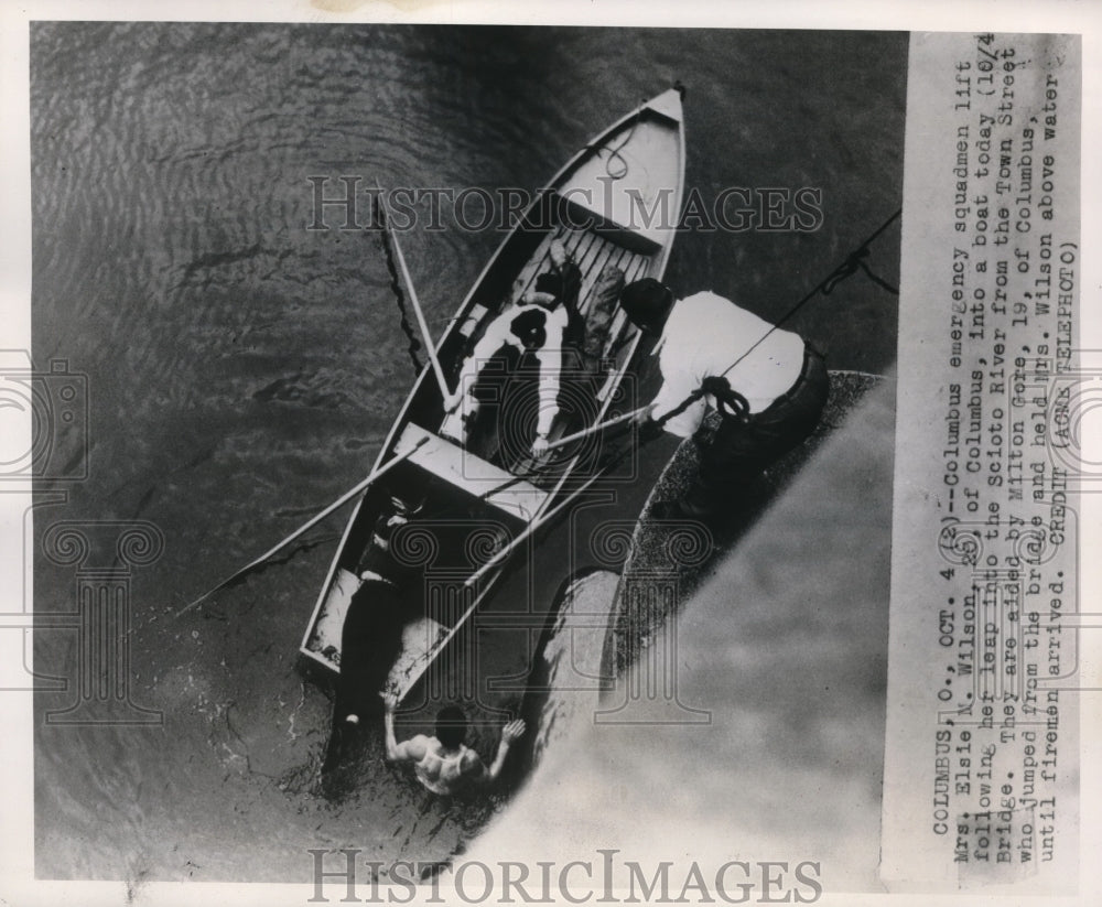 1948 Press Photo Columbus Squadmen lift Mrs. Elsie N.Wilson from Scioto River.