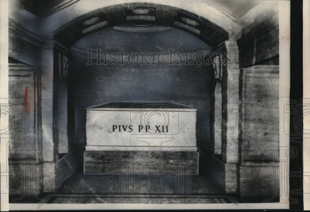 1958 Press Photo Coffin Of Pope Pius XII Rests In St. Peters Basilica Grotto