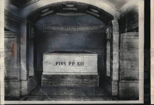 1958 Press Photo Coffin Of Pope Pius XII Rests In St. Peters Basilica Grotto