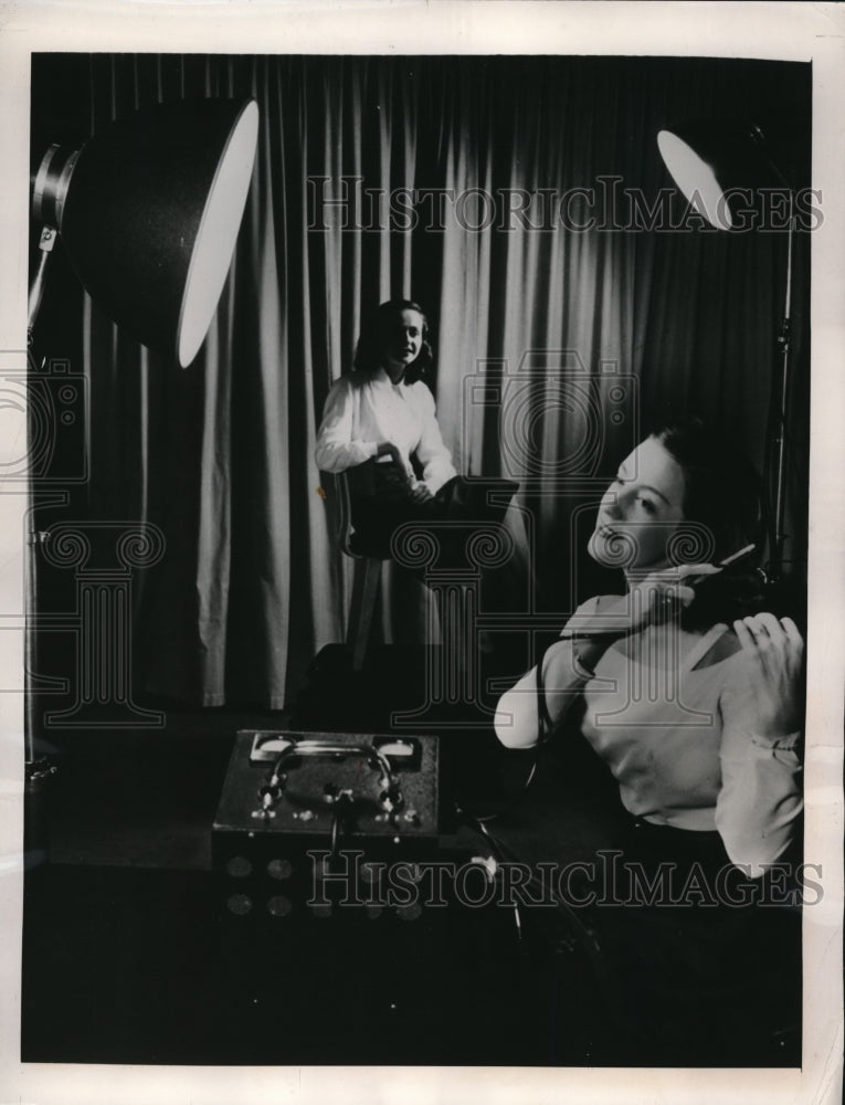 1948 Press Photo Model Eleanor Bencho Takes Picture With GE Photo Flash Lamp