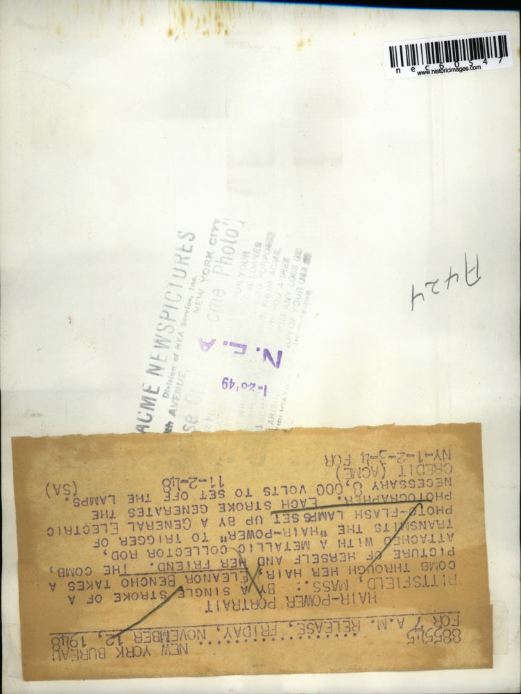 1948 Press Photo Model Eleanor Bencho Takes Picture With GE Photo Flash Lamp