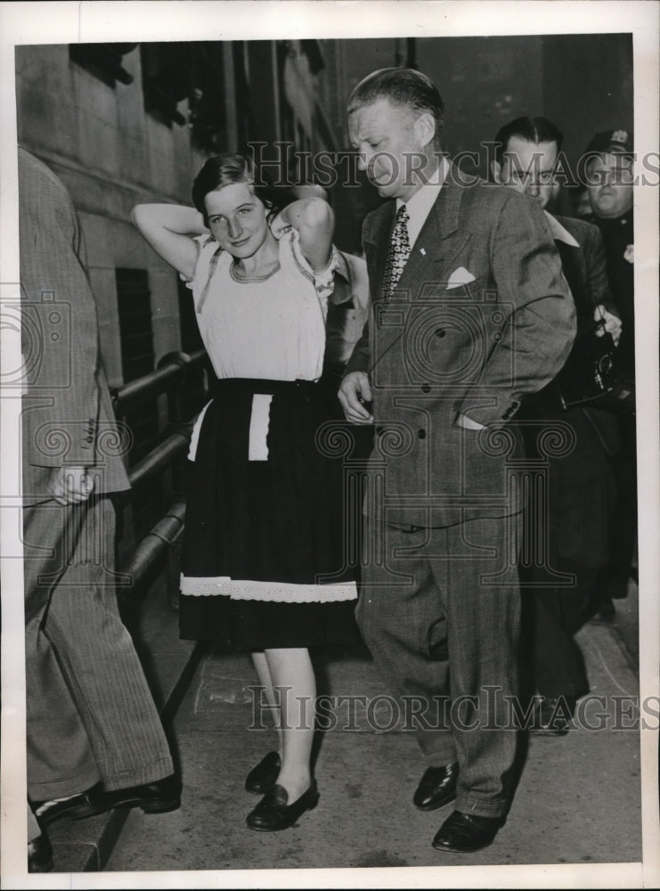 1946 Press Photo Florence Norton questioned for burglary of Aunt's apartment