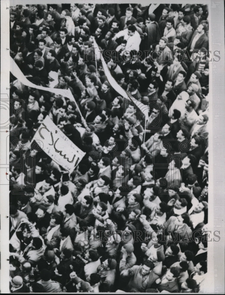 1958 Press Photo A mob around the presidential palace in Tunis - nec60613