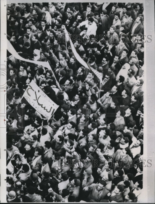 1958 Press Photo A mob around the presidential palace in Tunis - nec60613
