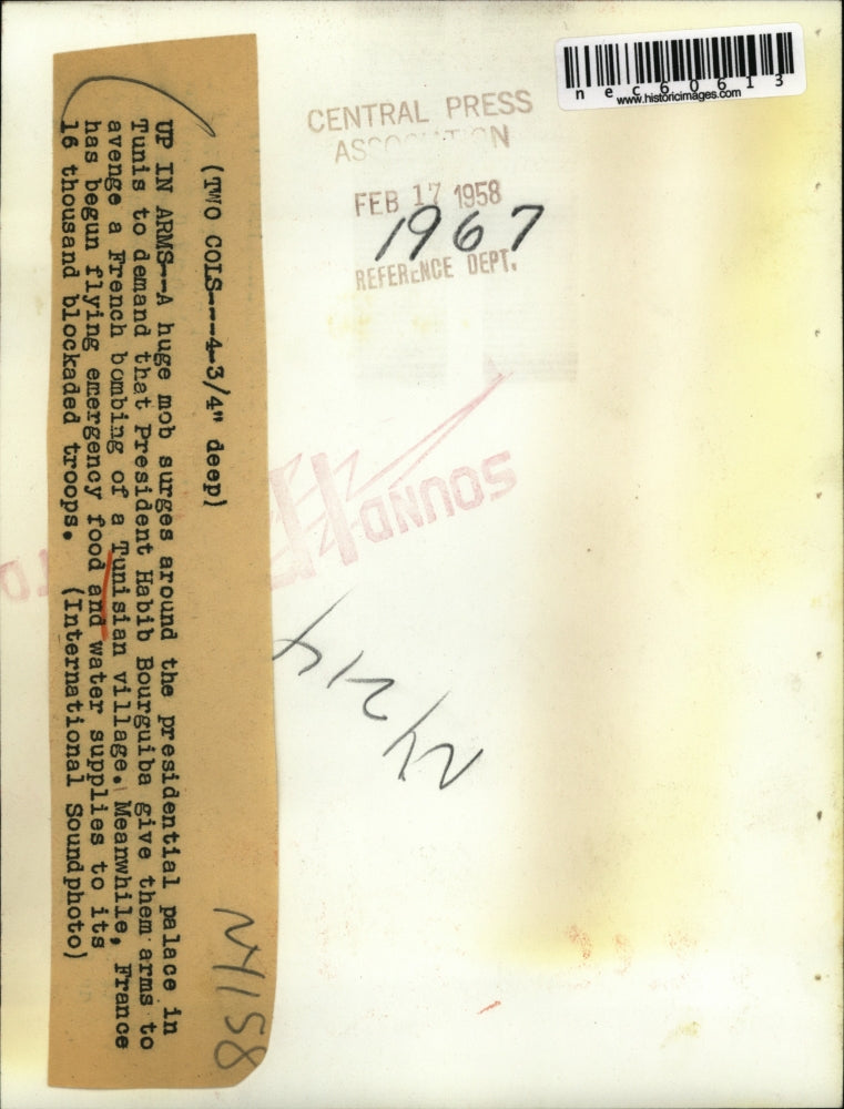 1958 Press Photo A mob around the presidential palace in Tunis - nec60613