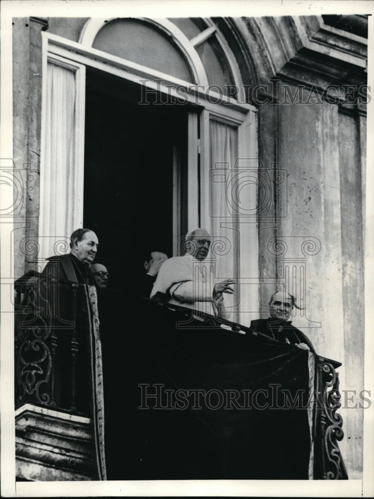 Load image into Gallery viewer, 1956 Press Photo Pope Pius XII blessing crowd at Castelgandolfo Italy
