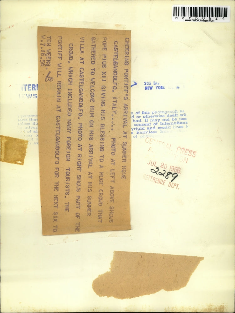 1956 Press Photo Pope Pius XII blessing crowd at Castelgandolfo Italy