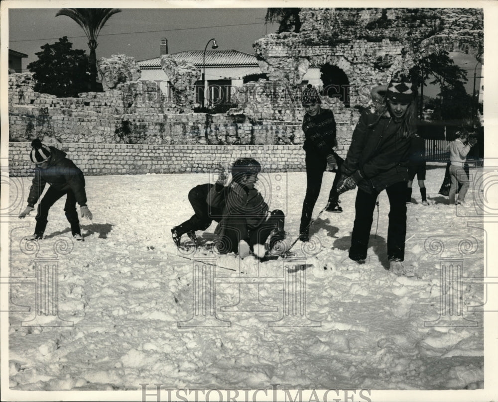 1969 Press Photo Children playing in snow in the Riviera. Mediterranean