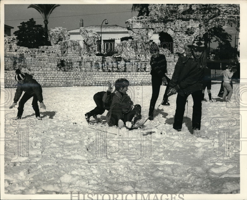 Load image into Gallery viewer, 1969 Press Photo Children playing in snow in the Riviera. Mediterranean
