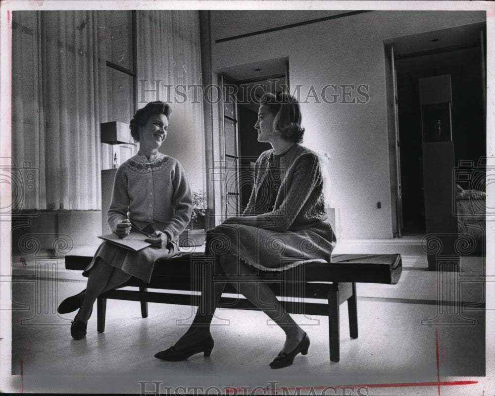 1966 Press Photo Mrs. James J. Tracy and Mrs. M. Hitchcock