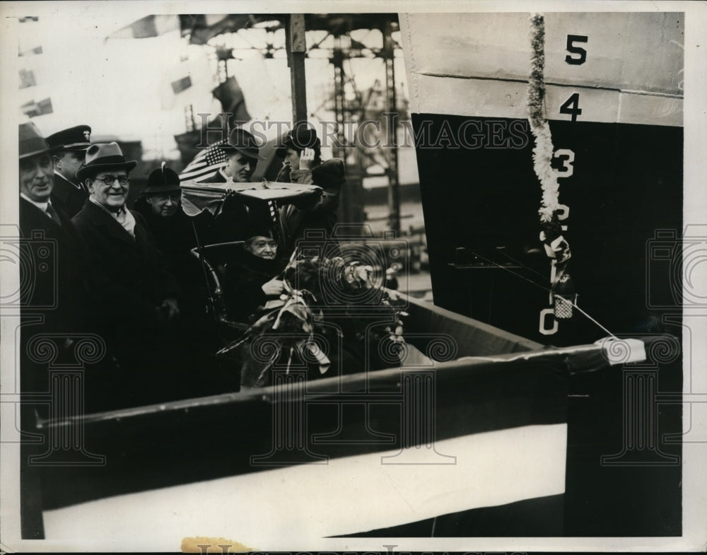 1935 Press Photo Mrs Willie Mills christens destroyer &quot;Cummings&quot; after Lt Commd