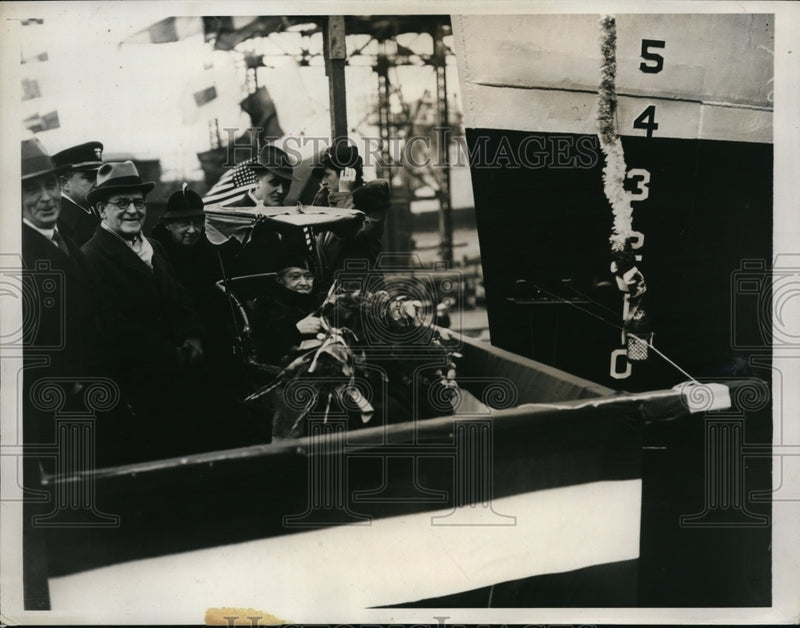 Load image into Gallery viewer, 1935 Press Photo Mrs Willie Mills christens destroyer "Cummings" after Lt Commd
