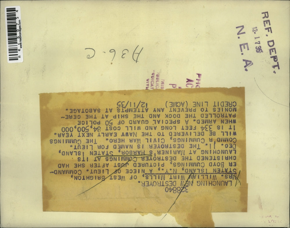 1935 Press Photo Mrs Willie Mills christens destroyer "Cummings" after Lt Commd