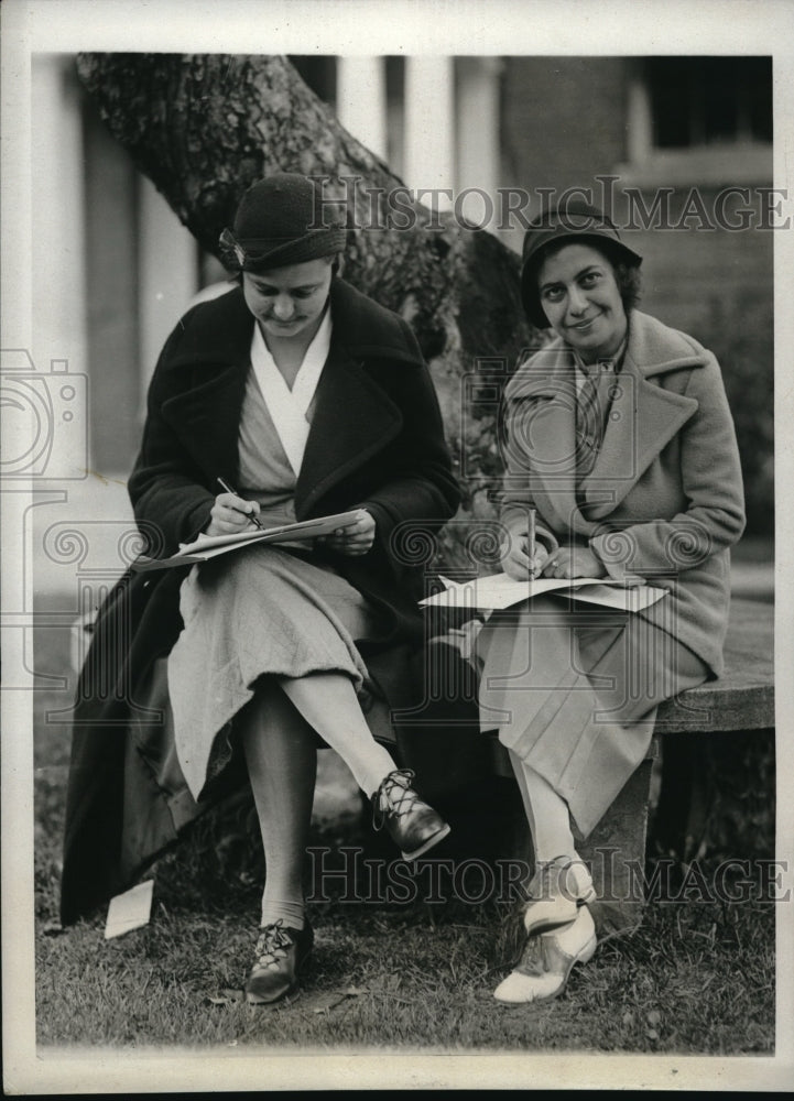 Load image into Gallery viewer, 1931 Press Photo Edwina Morgulid and Georgia Straus at Radcliff College.
