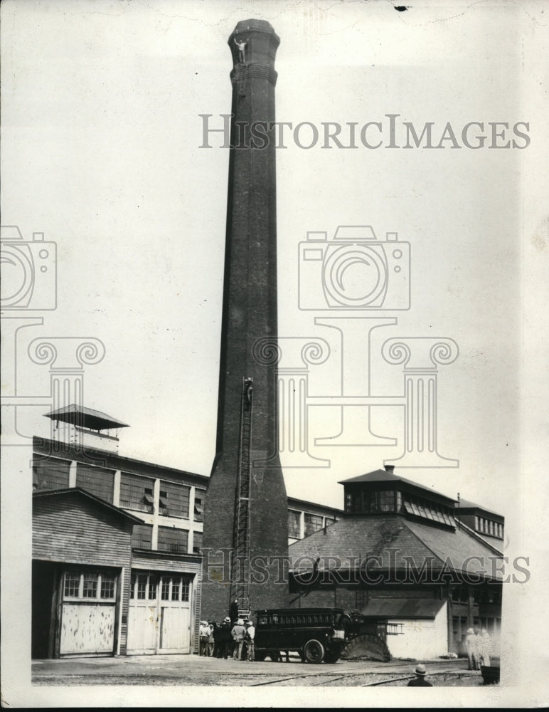 1931 Press Photo James Kemp Rescued from Atop 140 Foot Chimney