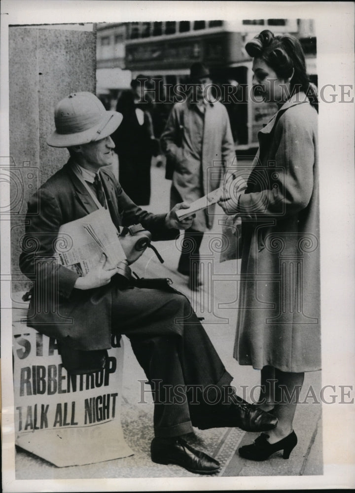 Load image into Gallery viewer, 1939 Press Photo London New Vendor Wearing Steel Helmet

