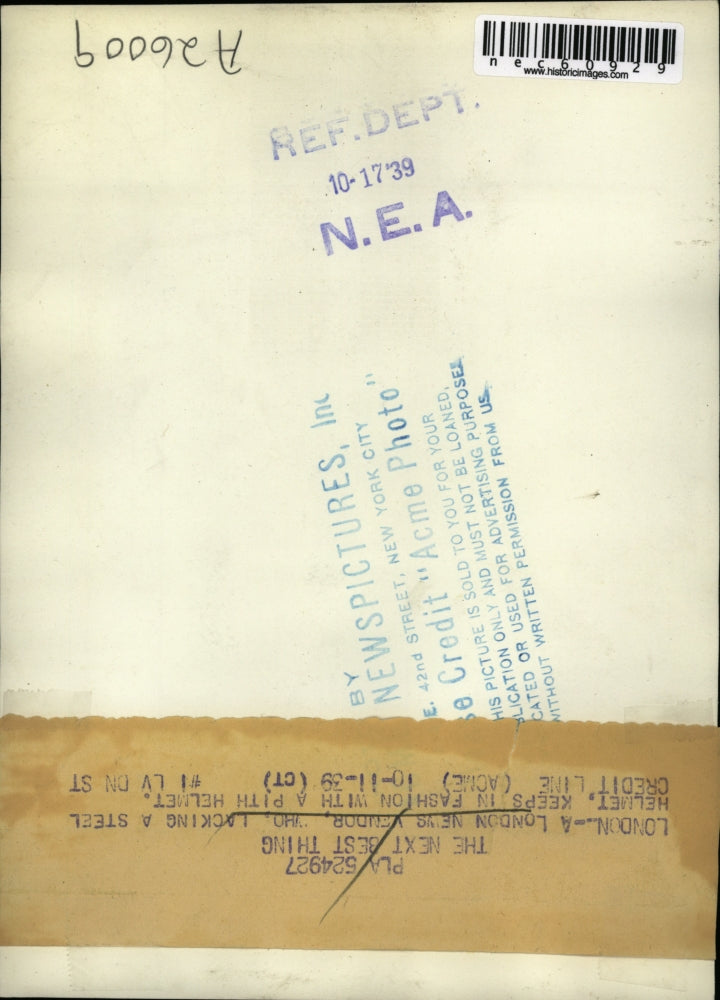 1939 Press Photo London New Vendor Wearing Steel Helmet