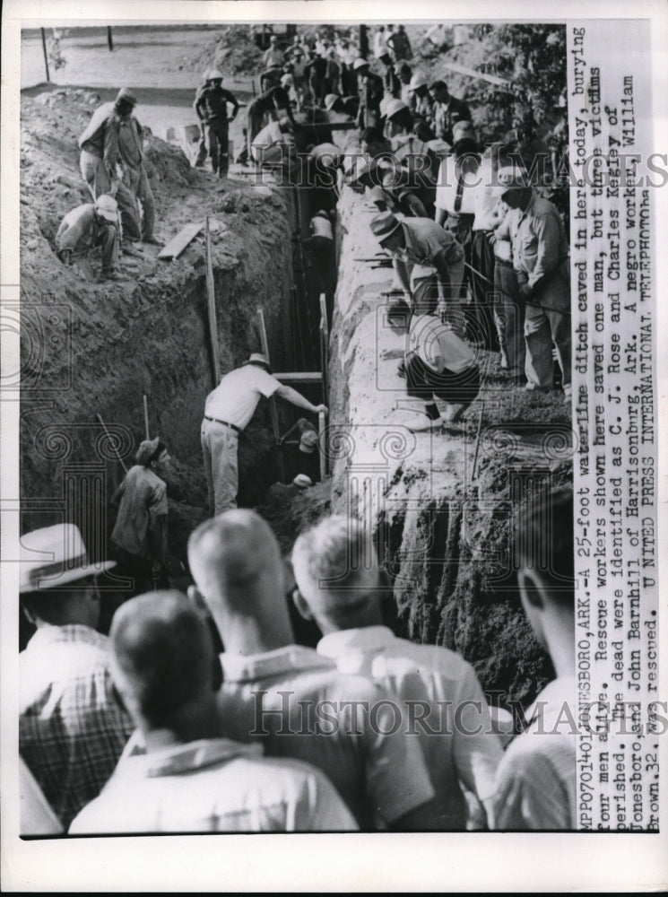 1958 Press Photo 25-foot waterline caved in with 4 men buried alive.- Historic Images