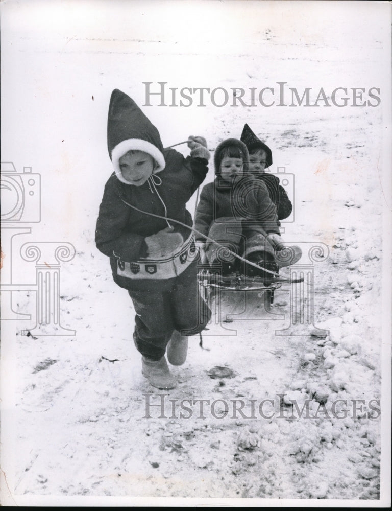 Load image into Gallery viewer, 1958 Press Photo Linda, Debbie,Susan Whiteman play in snow in Cleveland, Ohio
