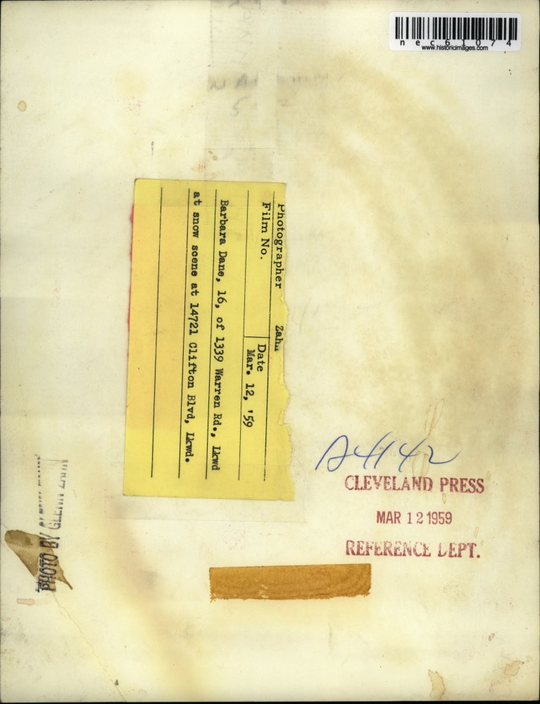 1959 Press Photo Barbara Dane in the snow in Cleveland, Ohio