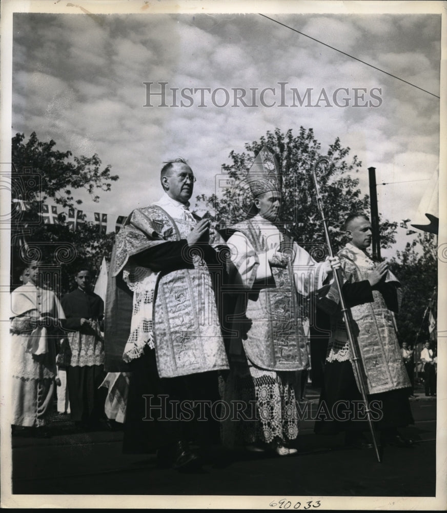 1943 Press Photo Archbishop Jean Duguay Arrives At Church Of St Jean Of The Cros