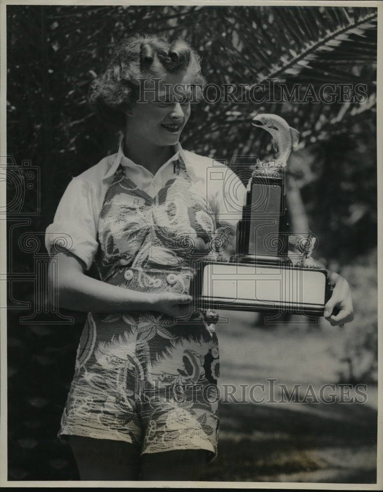 Load image into Gallery viewer, 1938 Press Photo Virginia Ann Switzer &amp; CR Walgreen trophy for Fla. fishing
