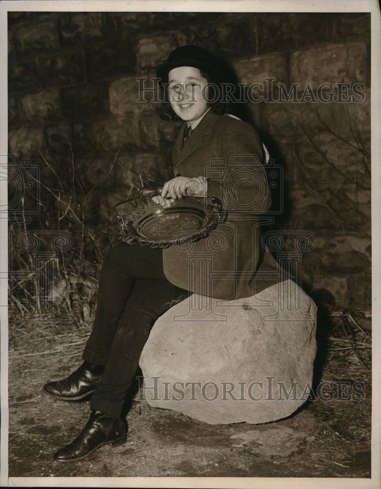 Load image into Gallery viewer, 1939 Press Photo Jane Renwick St John Rode 2 Point 5 Won Blue RIbbon
