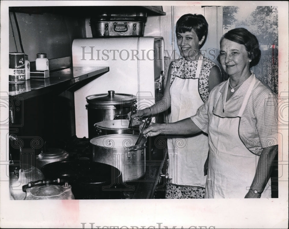Press Photo St. Paul&#39;s Church Cooks Making Ox Tail Soup