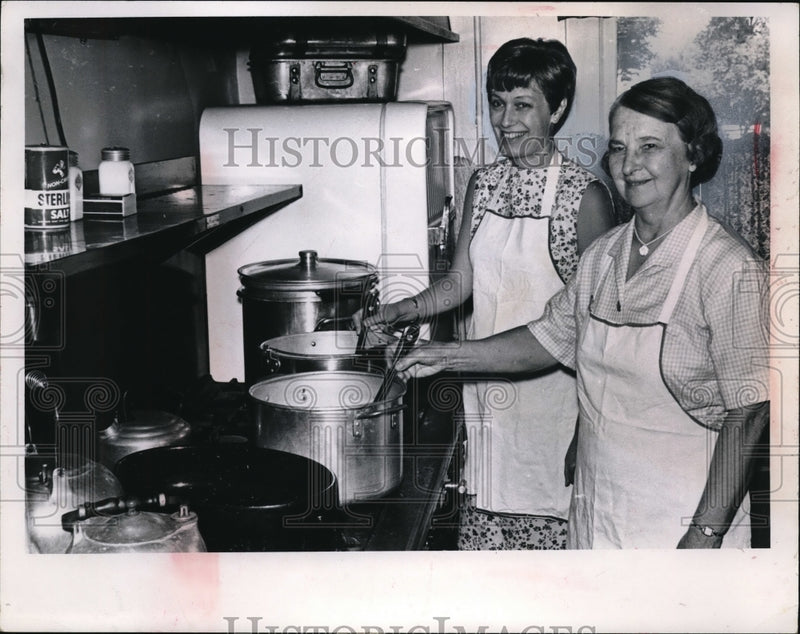 Load image into Gallery viewer, Press Photo St. Paul's Church Cooks Making Ox Tail Soup
