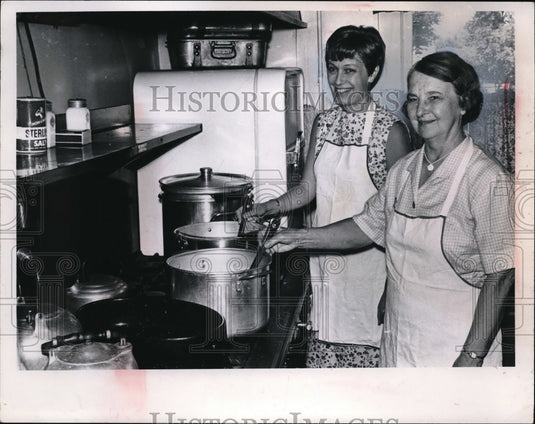 Press Photo St. Paul's Church Cooks Making Ox Tail Soup