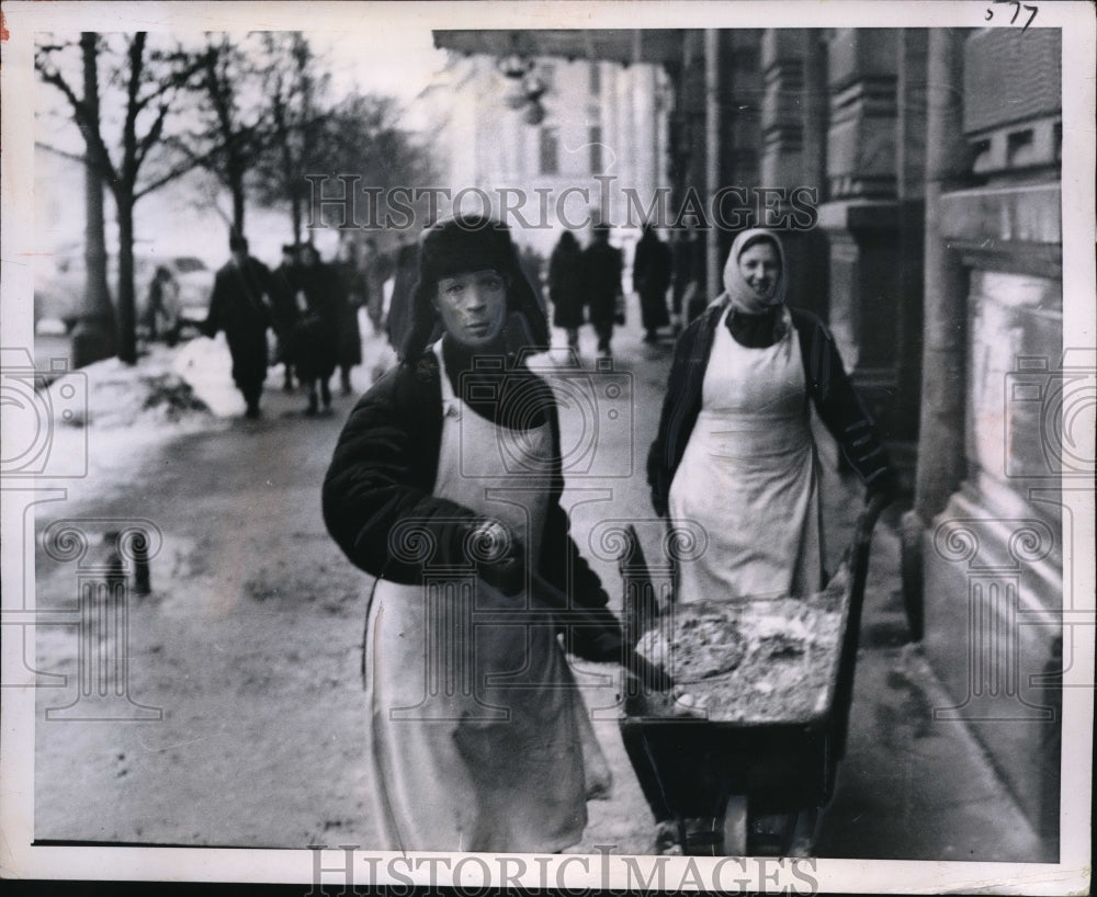 1954 Press Photo USSR teams assigned to remove snow walkways- Historic Images