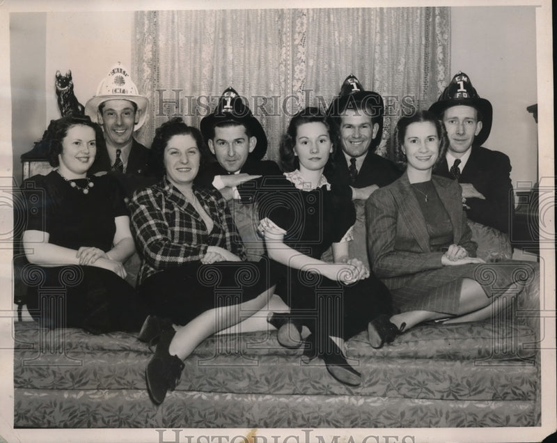 Load image into Gallery viewer, 1940 Press Photo E Meadow, NY Mass wedding, E Moskowski,G Walczak,P Krodvil
