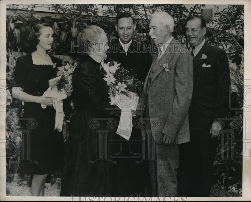 Load image into Gallery viewer, 1939 Press Photo NYC, Mr &amp; Mrs William Kindt re enact wedding after 60 years
