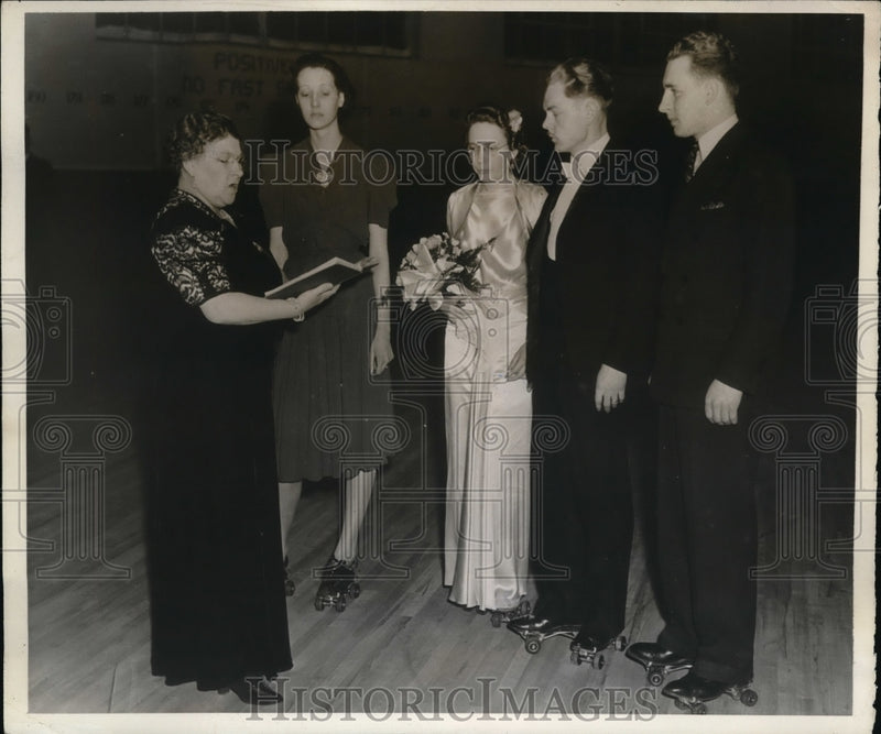 Load image into Gallery viewer, 1939 Press Photo Couple Gets Marries At Roller Rink In Cortland NY

