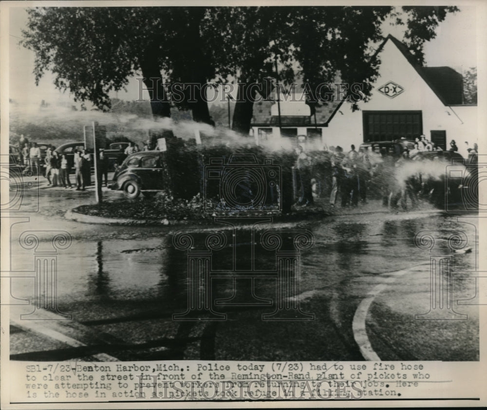 1947 Press Photo Police use fire hose to destroy pickets at Remington-Rand plant