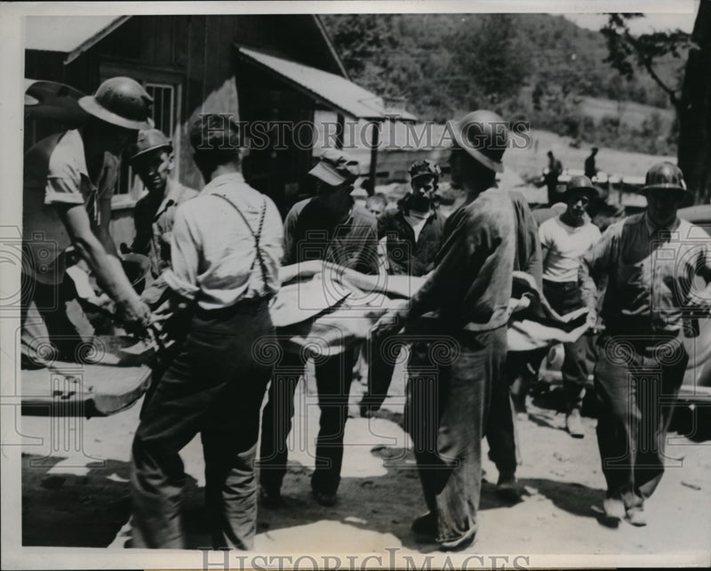 Load image into Gallery viewer, 1939 Press Photo Walter B. Daley's Body Removed from Laurel Hill Tunnel

