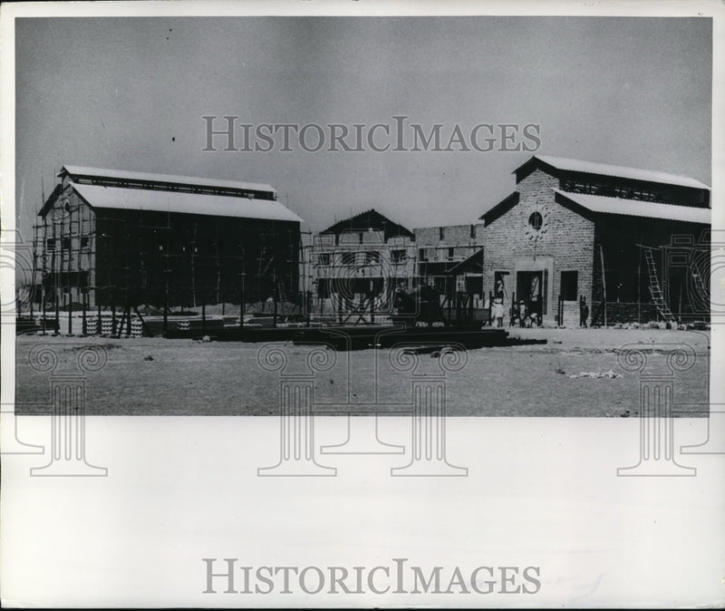 Load image into Gallery viewer, 1954 Press Photo Asiain penicillian factory at Poona, India
