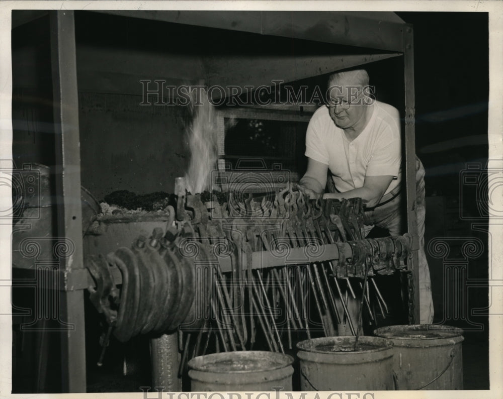 1944 Press Photo Laurits Johansen 68 yr old blacksmith at the forge. - Historic Images