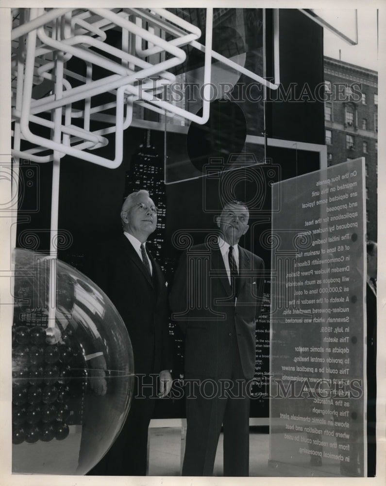 1960 Press Photo US AEC chair John A McCone & Morse G Dial of Union Carbide