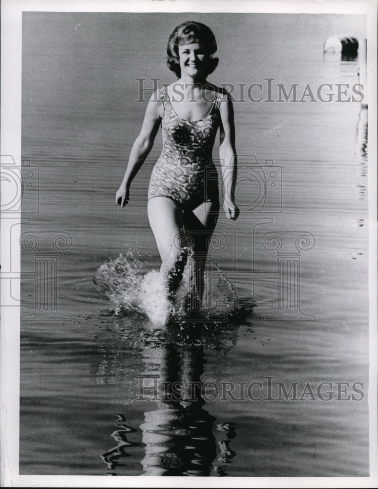 1963 Press Photo Karen Briggs as Miss Arlington State College in water. - Historic Images
