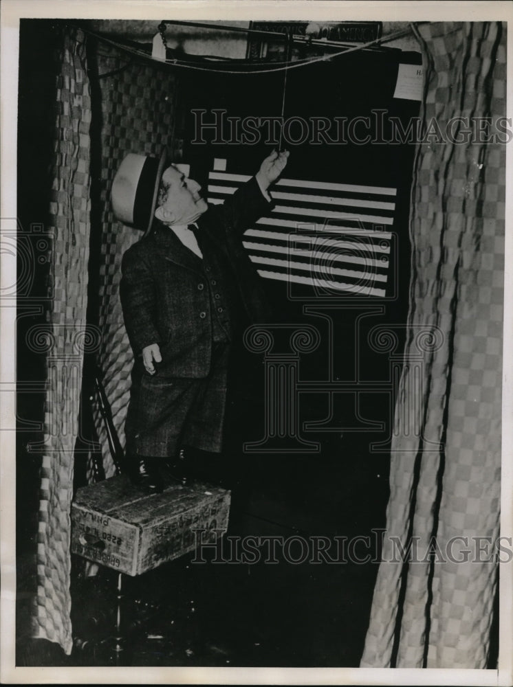 1935 Press Photo Philidelphia's smallest voter, Casini Rowan, age 50 height 34