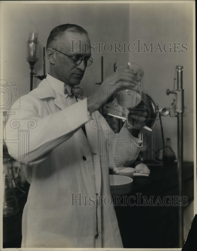 1930 Press Photo Professor Harry Steenbock Mixing Chemicals In Lab