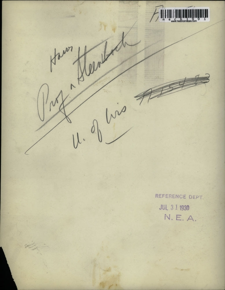 1930 Press Photo Professor Harry Steenbock Mixing Chemicals In Lab