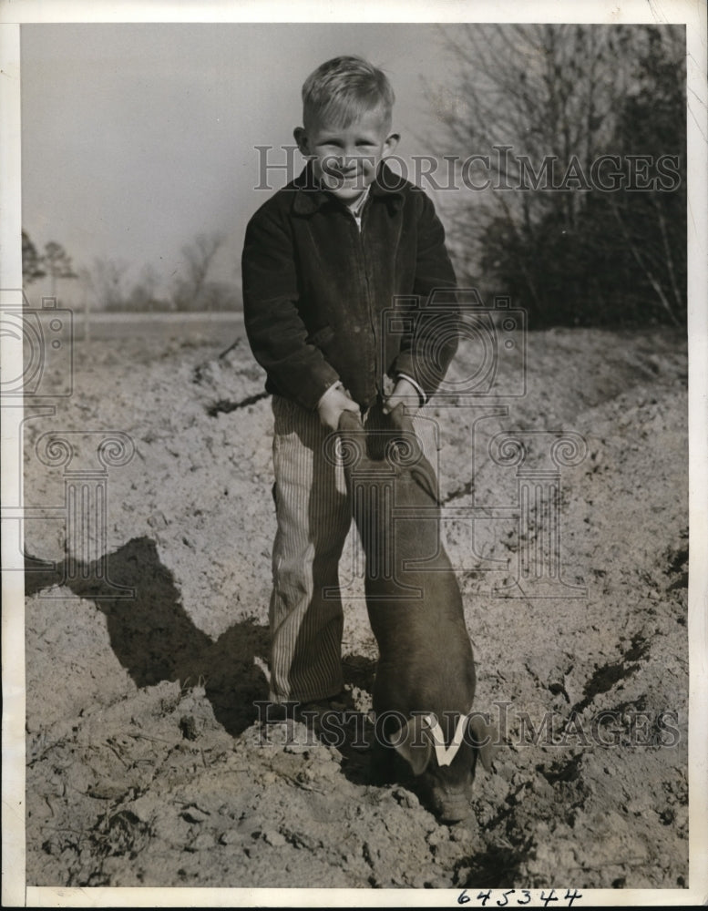 Load image into Gallery viewer, 1942 Press Photo J.B. Clay with his victory pig
