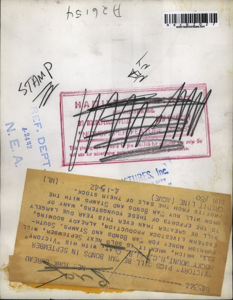 1942 Press Photo J.B. Clay with his victory pig