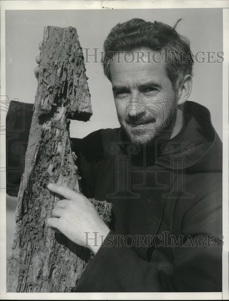 1922 Press Photo Father I\Aidan O'Geilly which hold up the heavy tiled roof
