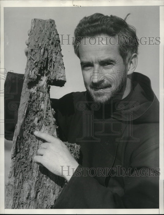 1922 Press Photo Father I\Aidan O'Geilly which hold up the heavy tiled roof